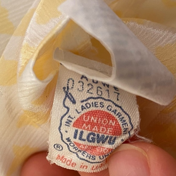 VINTAGE 1970’s RUSS PETITES PATTERNED REFLECTIVE BLOUSE WITH NECK TIE - Picture 8 of 9